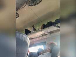 ट्रेन की चेयर कार के लगेज रैक पर लेटा नज़र आया यात्री, वायरल फोटो के लोगों ने लिए मज़े, बोले- आखिर वहां पहुंचा कैसे?