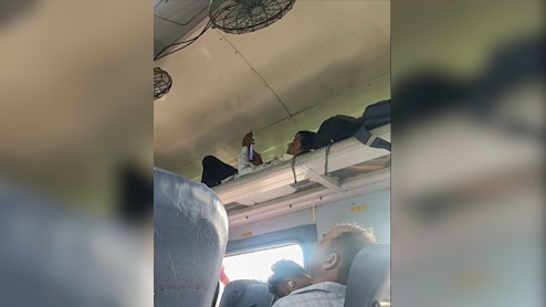 ट्रेन की चेयर कार के लगेज रैक पर लेटा नज़र आया यात्री, वायरल फोटो के लोगों ने लिए मज़े, बोले- आखिर वहां पहुंचा कैसे?