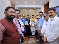Uddhav Thackeray Meets Devendra Fadnavis Day After &quot;Crossing Over&quot; Joke