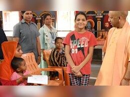 फीस माफ होने के साथ शुरू हुई पंखुड़ी की पढ़ाई, जनता दर्शन में सीएम योगी से लगाई थी गुहार फीस माफ होने के साथ शुरू हुई पंखुड़ी की पढ़ाई, जनता दर्शन में सीएम योगी से लगाई थी गुहार