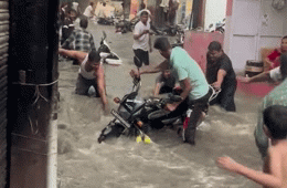 जयपुर के चौमूं में आधे घंटे की बारिश ने मचाया हाहाकार, बाजार बना दरिया, गाड़ियां बहीं; गले तक भरा पानी