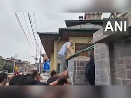 दीवार फांद फातिहा पढ़ने स्मारक पहुंचे जम्मू कश्मीर CM उमर अब्दुल्ला, पुलिस पर लगाया बड़ा आरोप दीवार फांद फातिहा पढ़ने स्मारक पहुंचे जम्मू कश्मीर CM उमर अब्दुल्ला, पुलिस पर लगाया बड़ा आरोप