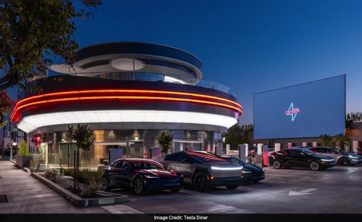 Tesla Diner на Elon Musk открит в Холивуд Калифорния в