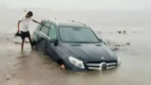 VIDEO: रईसजादों की बीच पर मस्ती पर गई भारी, दलदली रेत में धंसी लग्ज़री मर्सिडीज