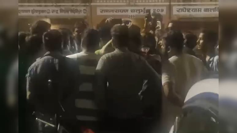 Jaipur: जयपुर में मंदिर के बाहर गौमांस फेंकने का आरोप, हिंदूवादी संगठनों ने किया थाने का घेराव