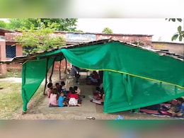 बारिश में भीगती किताबें और टूटे सपने... खतरे में आदिवासी बच्चों का भविष्य बारिश में भीगती किताबें और टूटे सपने... खतरे में आदिवासी बच्चों का भविष्य