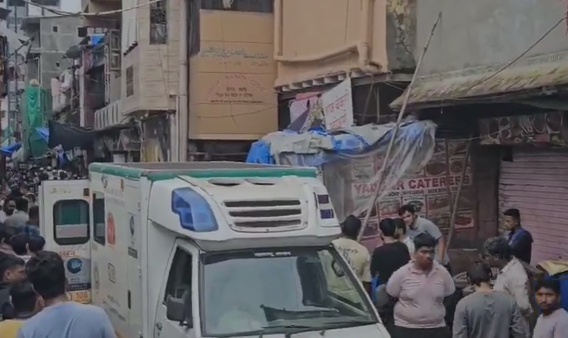 मुंबई : बांद्रा के भारत नगर में तीन मंजिला चॉल की दूसरी और तीसरी मंजिल गिरी, 7 लोग घायल, रेस्‍क्‍यू ऑपरेशन जारी