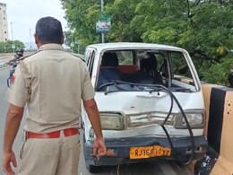अजमेर में पहले वैन ने स्कूटी-बाइक सवार को मारी टक्कर, फिर 50 फीट ऊंचे पुल से कूदा ड्राइवर; अस्पताल में मौत अजमेर में पहले वैन ने स्कूटी-बाइक सवार को मारी टक्कर, फिर 50 फीट ऊंचे पुल से कूदा ड्राइवर; अस्पताल में मौत