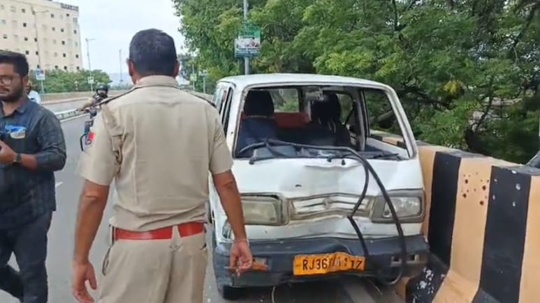 अजमेर में पहले वैन ने स्कूटी-बाइक सवार को मारी टक्कर, फिर 50 फीट ऊंचे पुल से कूदा ड्राइवर; अस्पताल में मौत अजमेर में पहले वैन ने स्कूटी-बाइक सवार को मारी टक्कर, फिर 50 फीट ऊंचे पुल से कूदा ड्राइवर; अस्पताल में मौत