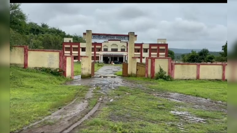 करोड़ों की लागत से बना कॉलेज, सड़क नहीं होने से सुनसान पड़ा है कैम्पस