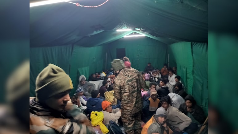 जम्मू-कश्मीर: भूस्खलन में फंसे अमरनाथ यात्रियों के लिए सेना ने चलाया बचाव अभियान जम्मू-कश्मीर: भूस्खलन में फंसे अमरनाथ यात्रियों के लिए सेना ने चलाया बचाव अभियान
