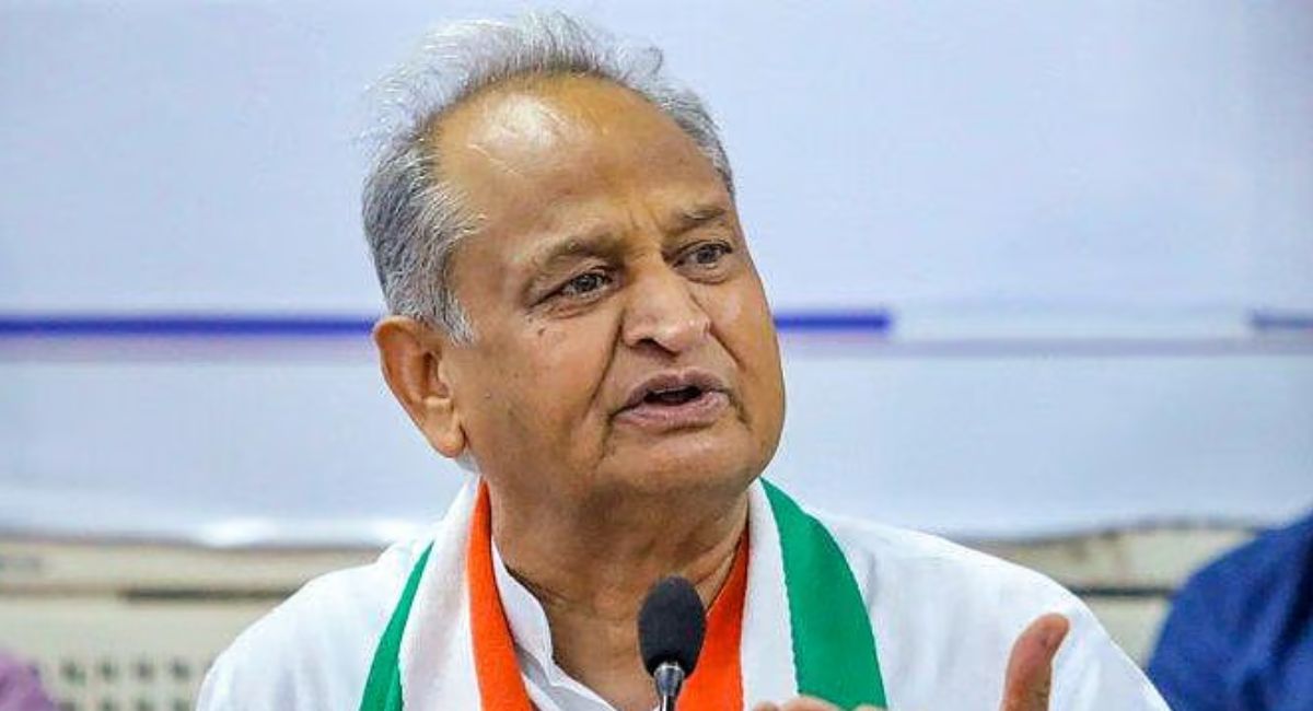 पेपर लीक मामले में सुरक्षाकर्मी की गिरफ्तारी पर छिड़ी जंग, गहलोत के पूर्व OSD बोले- फिर से मठाधीश बनने का सपना