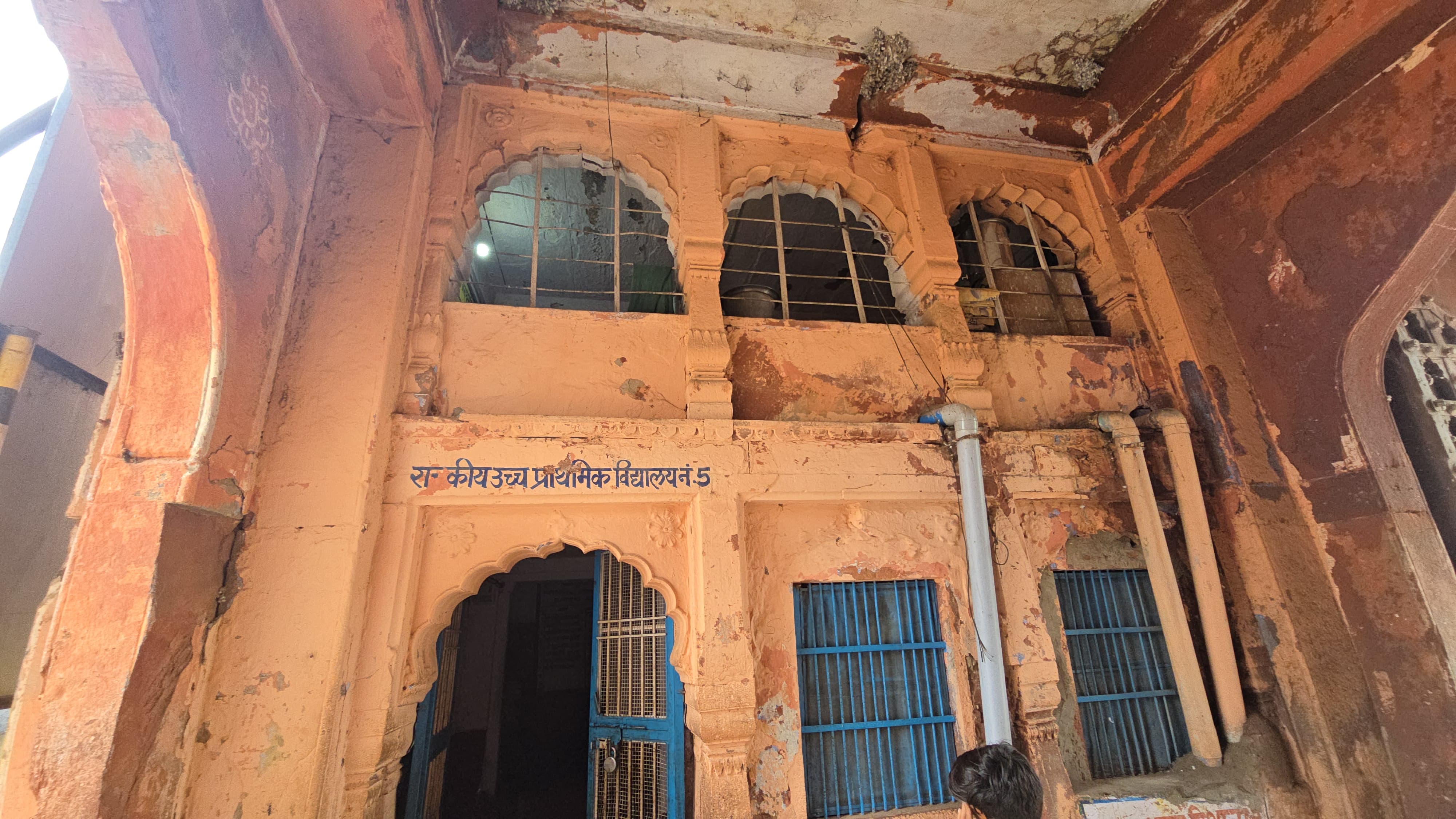 सालों पुरानी बिल्डिंग में चल रहा स्कूल. सालों पुरानी बिल्डिंग में चल रहा स्कूल.