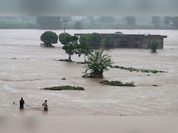 पाकिस्तान में बाढ़ और भूस्खलन ने मचाई तबाही, 24 लोगों की मौत, कई लापता पाकिस्तान में बाढ़ और भूस्खलन ने मचाई तबाही, 24 लोगों की मौत, कई लापता