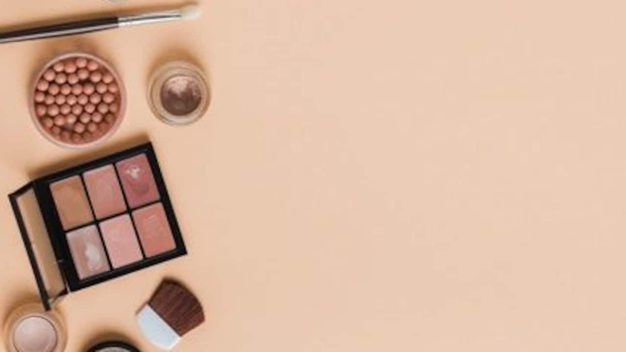Pamper yourself with Lakmes luxe makeup gift set under ₹2,000 on Amazon