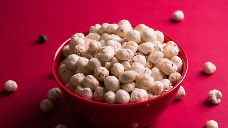 Makhana Khane Ke Nuksan: ये 4 लोग भूलकर भी न खाएं मखाना, नहीं तो पड़ जाएंगे लेने के देने...