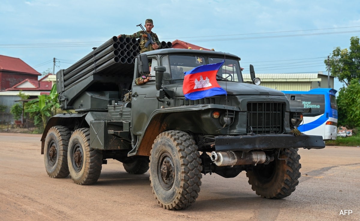 Ню Делхи Най малко 16 души включително тайландски войник бяха