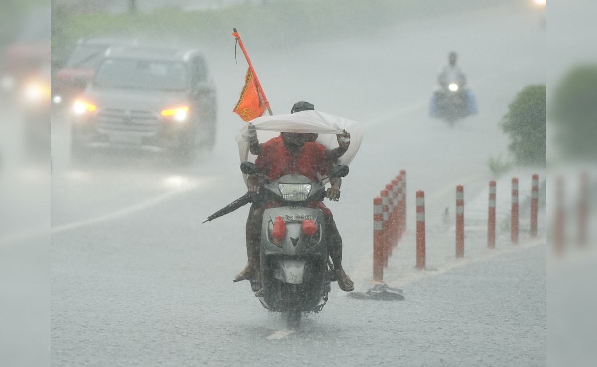 दिल्ली-एनसीआर में झमाझम बारिश ने उमस से दी राहत, कई इलाकों में हुआ जलभराव... देखें VIDEO | Delhi rain today delhi weather update tomorrow waterlogging in delhi after heavy rainfall