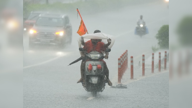 दिल्ली-एनसीआर में झमाझम बारिश ने उमस से दी राहत, कई इलाकों में हुआ जलभराव... देखें VIDEO