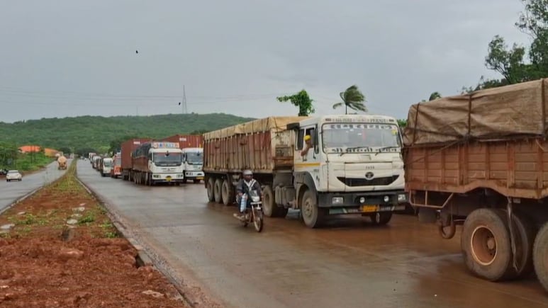 Mumabi-Goa Highway: मुंबई-गोवा महामार्गावरील वाहतूक 10 तासांपासून ठप्प, LPG टँकर उलटल्याने वाहनांच्या रांगा Mumabi-Goa Highway: मुंबई-गोवा महामार्गावरील वाहतूक 10 तासांपासून ठप्प, LPG टँकर उलटल्याने वाहनांच्या रांगा