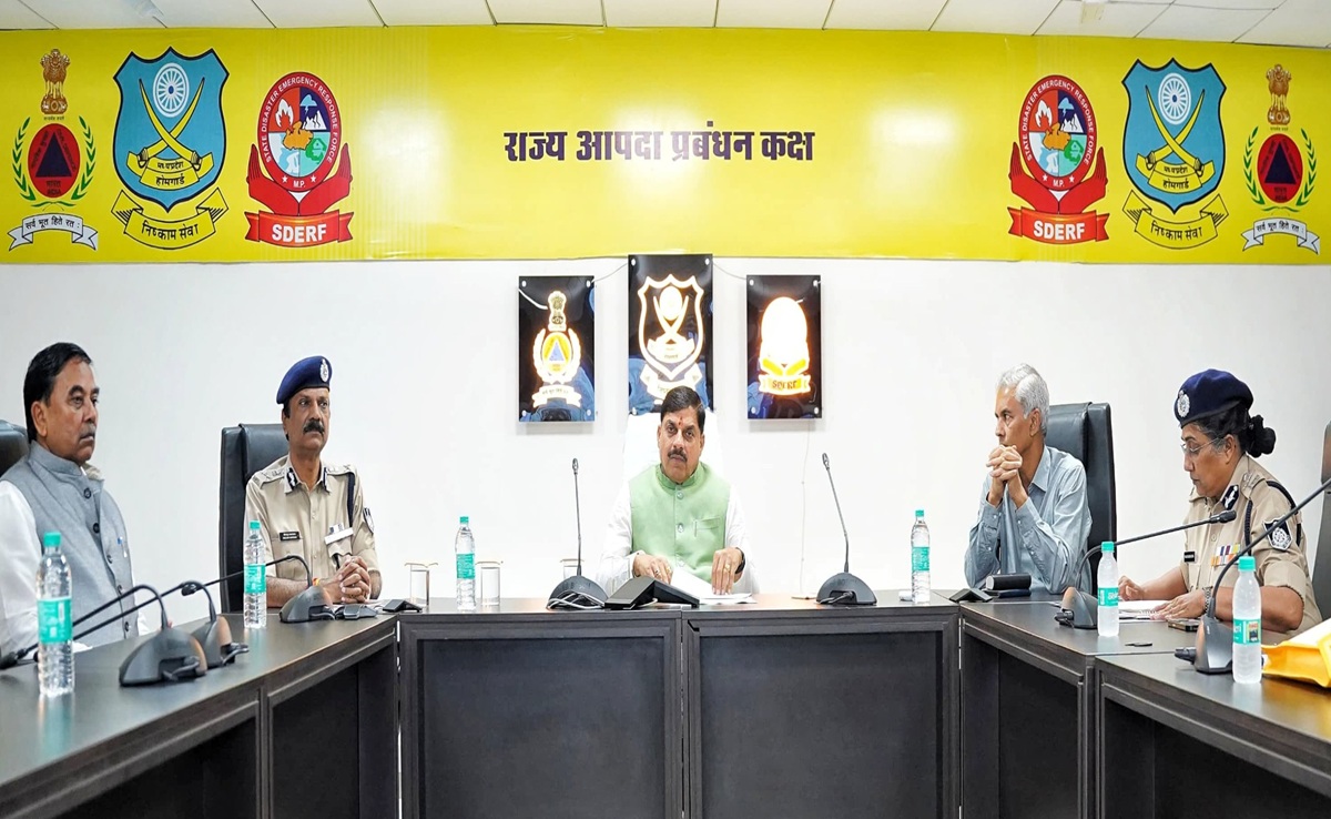 Heavy Rainfall in MP: स्टेट कमांड सेंटर में मीटिंग; CM ने कहा- घबराएं नहीं, सरकार हेलीकाप्टर से एयरलिफ्ट करेगी