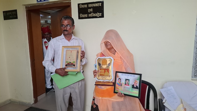 शहीद की पत्नी क्यों मांग रही है इच्छा मृत्यु, कहा- टूट चुकी हूं... थानों का चक्कर काटते-काटते थक चुकी हूं शहीद की पत्नी क्यों मांग रही है इच्छा मृत्यु, कहा- टूट चुकी हूं... थानों का चक्कर काटते-काटते थक चुकी हूं