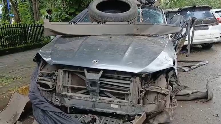 Navi Mumbai: वाशी पाम बीच रोडवर अतिवेगाचा थरार! 2 कोटींच्या कारचा चक्काचूर, दोघे जखमी Navi Mumbai: वाशी पाम बीच रोडवर अतिवेगाचा थरार! 2 कोटींच्या कारचा चक्काचूर, दोघे जखमी