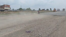 एमपी में NH-30 पर 14.56 करोड़ से बना ओवरब्रिज, 1 महीने की बारिश में ही उखड़ने लगी सड़क