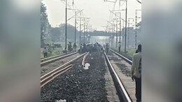 Big Accident: 12 साल के बालक ने स्टार्ट कर दी कार, ट्रेन के सामने पटरी पर पहुंची गाड़ी, ऐसे टला बड़ा हादसा