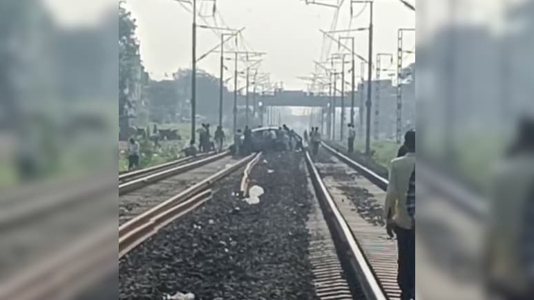 Big Accident: 12 साल के बालक ने स्टार्ट कर दी कार, ट्रेन के सामने पटरी पर पहुंची गाड़ी, ऐसे टला बड़ा हादसा Big Accident: 12 साल के बालक ने स्टार्ट कर दी कार, ट्रेन के सामने पटरी पर पहुंची गाड़ी, ऐसे टला बड़ा हादसा