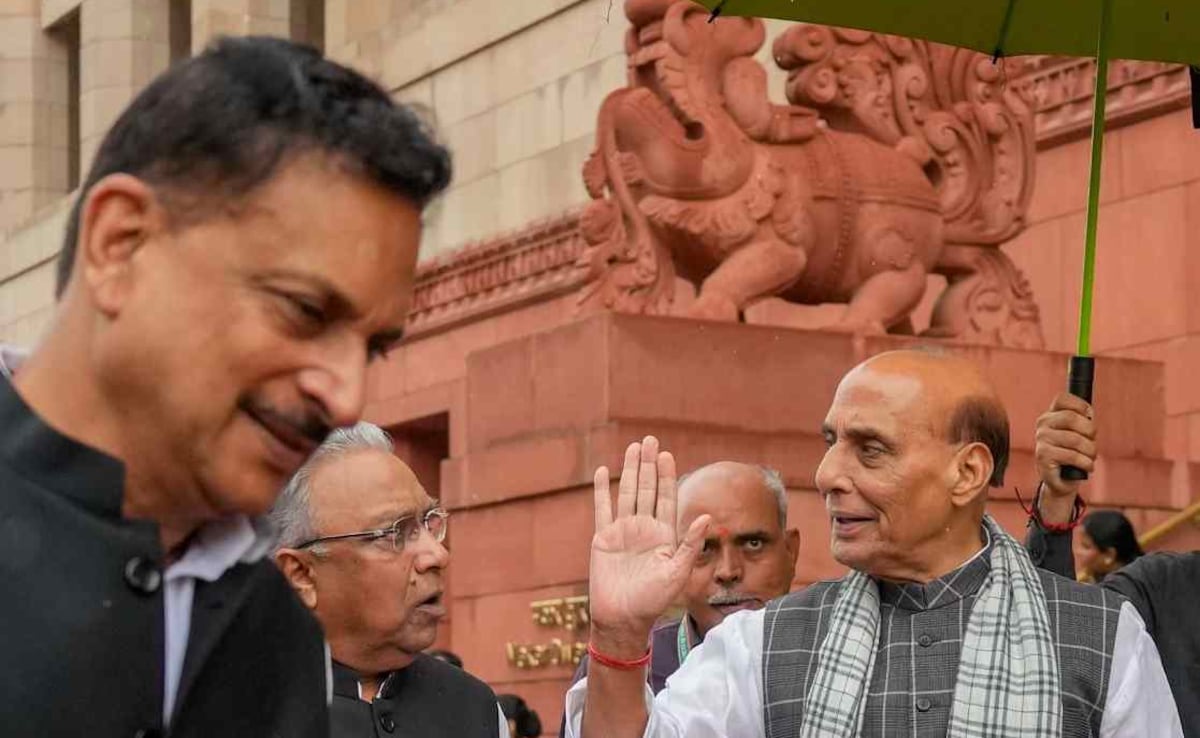 राजनाथ सिंह भी भीगते-बचते: रक्षा मंत्री राजनाथ सिंह भले ही देश की सुरक्षा के लिए हमेशा अलर्ट रहते हों, लेकिन दिल्ली की बारिश ने उन्हें भी एक आम आदमी की तरह छाते की पनाह लेने पर मजबूर कर दिया. उनके चेहरे पर वही पुराना ठहराव और गंभीरता नजर आई लेकिन हर बूंद से बचने की एक कोशिश भी वह करते हुए नजर आए. राजनाथ सिंह भी भीगते-बचते: रक्षा मंत्री राजनाथ सिंह भले ही देश की सुरक्षा के लिए हमेशा अलर्ट रहते हों, लेकिन दिल्ली की बारिश ने उन्हें भी एक आम आदमी की तरह छाते की पनाह लेने पर मजबूर कर दिया. उनके चेहरे पर वही पुराना ठहराव और गंभीरता नजर आई लेकिन हर बूंद से बचने की एक कोशिश भी वह करते हुए नजर आए.