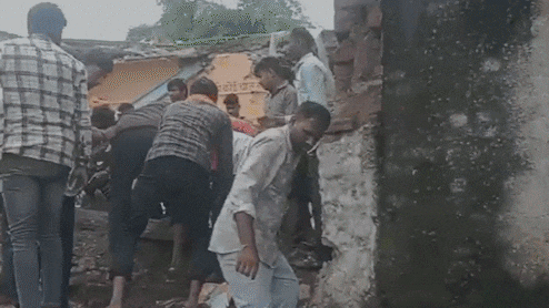 दीवारों पर काई, जर्जर इमारत... झालावाड़ में भगवान भरोसे चल रहा था स्कूल? तस्वीरें दे रहीं लापरवाही की गवाही