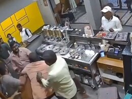 बेंगलुरू में एक्सट्रा कॉफी कप देने से किया मना तो कर दी मुक्के और लात घूंसों की बारिश बेंगलुरू में एक्सट्रा कॉफी कप देने से किया मना तो कर दी मुक्के और लात घूंसों की बारिश