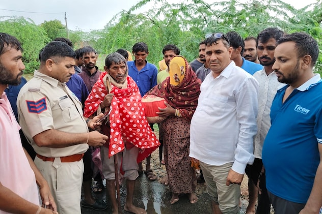 पुलिस ने स्थानीय लोगों के साथ मिलकर किया रेस्क्यू. पुलिस ने स्थानीय लोगों के साथ मिलकर किया रेस्क्यू.