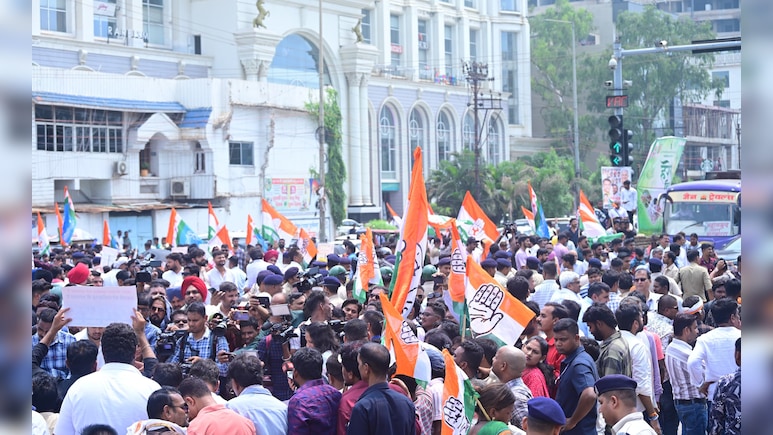 Congress Protest: छत्तीसगढ़ में कांग्रेस की आर्थिक नाकाबंदी, चैतन्य बघेल की गिरफ्तारी के विरोध में उतरे कांग्रेसी Congress Protest: छत्तीसगढ़ में कांग्रेस की आर्थिक नाकाबंदी, चैतन्य बघेल की गिरफ्तारी के विरोध में उतरे कांग्रेसी