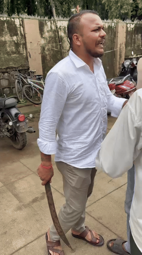 ठाणे: शिवसेना शिंदे गुट के नेता ने लहराई तलवार, पार्किंग विवाद में की मारपीट
