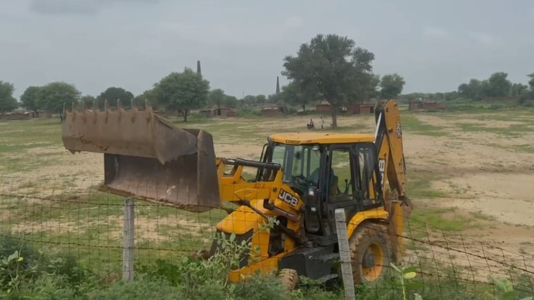 Rajasthan: अवैध अतिक्रमण पर गरजा JDA का बुल्डोजर, 20 बीघा भूमि पर बनी 3 कॉलोनियां की ध्वस्त Rajasthan: अवैध अतिक्रमण पर गरजा JDA का बुल्डोजर, 20 बीघा भूमि पर बनी 3 कॉलोनियां की ध्वस्त
