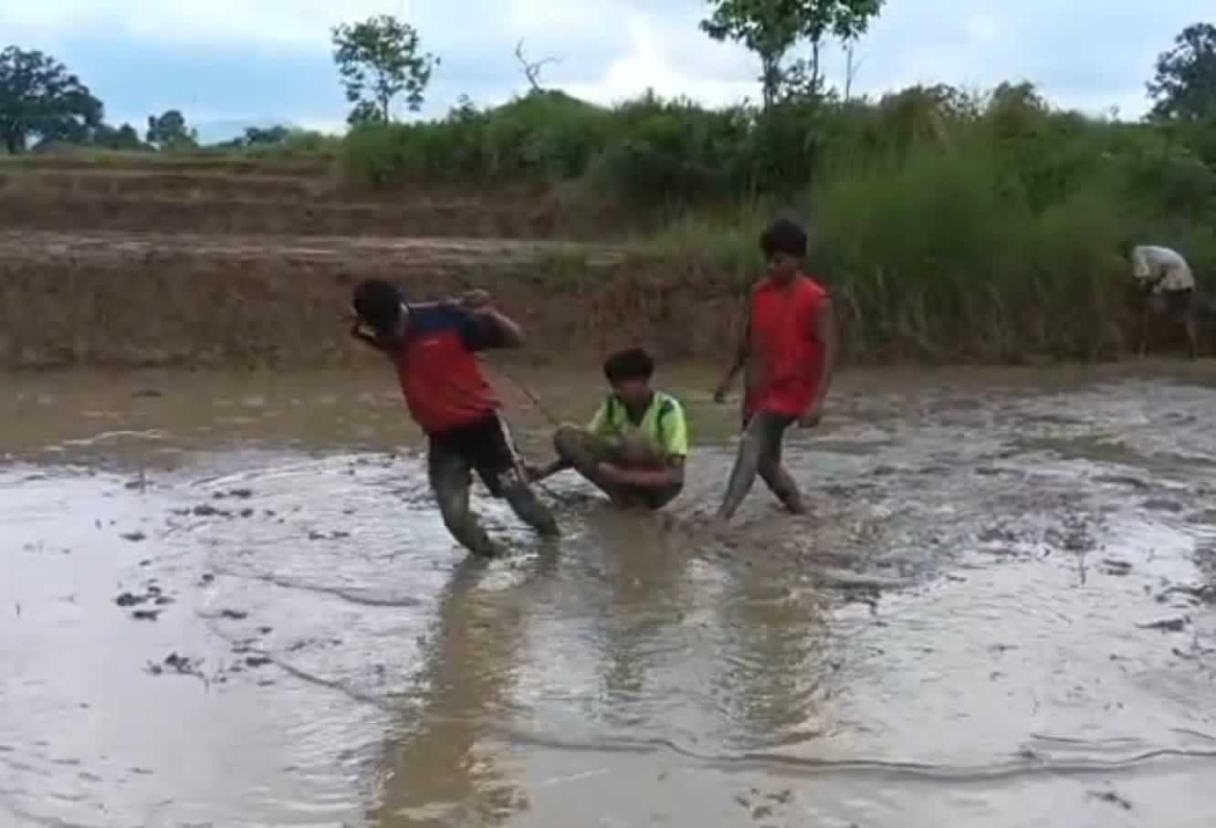 मजबूरी में बेटों खेत जुतवाने की कहानी वायरल, मदद करने पहुंचा अधिकारी, मगर सच जान खिसक गई पैर के नीचे की जमीन