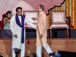 Uddhav Thackeray Meets Raj Thackeray: उद्धव ठाकरेंनी घेतली राज ठाकरेंची भेट, काय आहे कारण? Uddhav Thackeray Meets Raj Thackeray: उद्धव ठाकरेंनी घेतली राज ठाकरेंची भेट, काय आहे कारण?