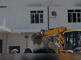 छांगुर बाबा के खिलाफ बड़ा एक्शन, बलरामपुर स्थित घर पर बुलडोजर कार्रवाई छांगुर बाबा के खिलाफ बड़ा एक्शन, बलरामपुर स्थित घर पर बुलडोजर कार्रवाई