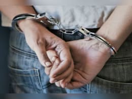 नाबालिग छात्राओं से छेड़छाड़ करने वाला स्कूल प्रिंसिपल गिरफ्तार, मामले को दबाने वाली महिला शिक्षक सस्पेंड नाबालिग छात्राओं से छेड़छाड़ करने वाला स्कूल प्रिंसिपल गिरफ्तार, मामले को दबाने वाली महिला शिक्षक सस्पेंड