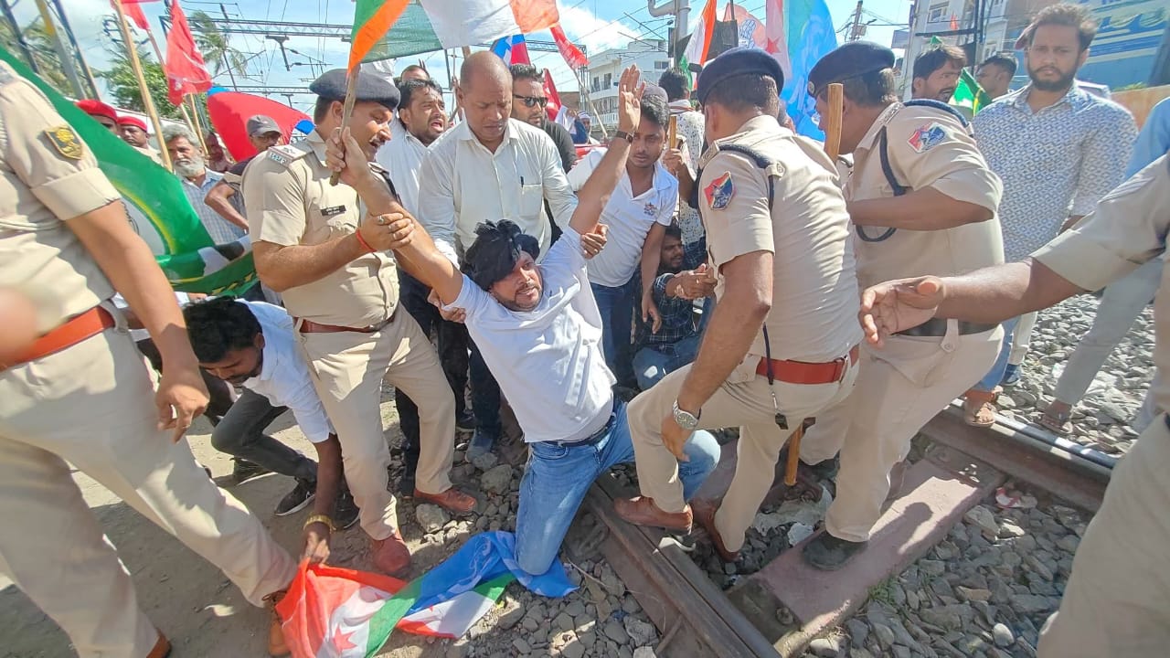 Bihar Bandh Live: राहुल गांधी की गाड़ी पर चढ़ने से रोके गए पप्पू यादव, पूर्णिया सांसद का वीडियो वायरल