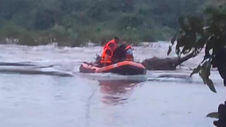 Sagar Flood: सुनार नदी में अचानक आई बाढ़, मछली पकड़ने गया बुजुर्ग टापू पर फंसा, SDRF की टीम ने बचाई जान