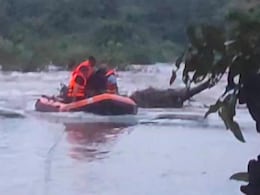 Sagar Flood: सुनार नदी में अचानक आई बाढ़, मछली पकड़ने गया बुजुर्ग टापू पर फंसा, SDRF की टीम ने बचाई जान Sagar Flood: सुनार नदी में अचानक आई बाढ़, मछली पकड़ने गया बुजुर्ग टापू पर फंसा, SDRF की टीम ने बचाई जान
