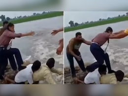 इंसानियत की मिसाल, गांव वालों ने बच्चों को पीठ पर बैठाकर पार कराई बारिश से टूटी सड़क