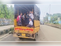 Kalyan News: ना दरवाजे, सुरक्षा..  शालेय विद्यार्थ्यांचा जीवघेणा प्रवास, वाहतूक विभागाचे दुर्लक्ष Kalyan News: ना दरवाजे, सुरक्षा..  शालेय विद्यार्थ्यांचा जीवघेणा प्रवास, वाहतूक विभागाचे दुर्लक्ष