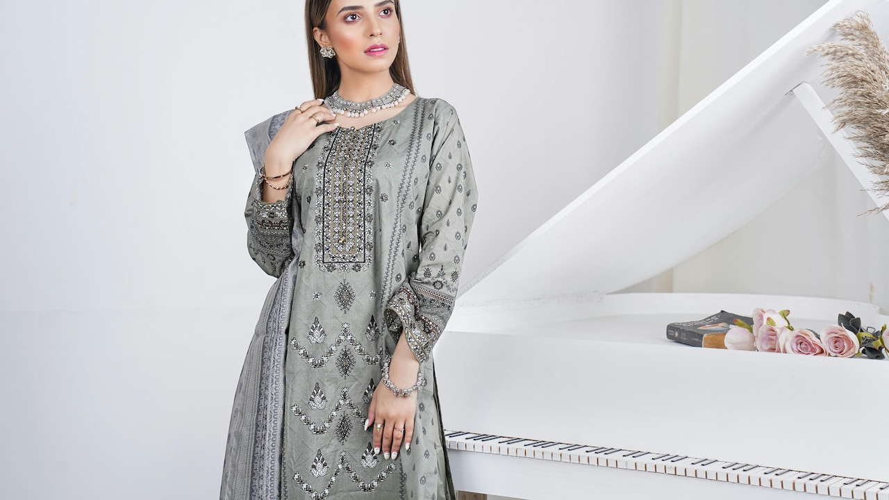 Time To Get Trending Salwar Kameez Sets For Women During The Freedom Sale Of Flipkart