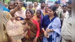 हथेली पर सुसाइड नोट लिख पेड़ से लटका शख्स, पिता ने भी लगाई थी फांसी; पुलिस कॉन्स्टेबल से जुड़ा है दोनों की मौत का मामला