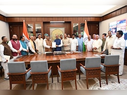 जस्टिस यशवंत वर्मा के खिलाफ महाभियोग की तैयारी! 145 सांसदों ने लोकसभा अध्यक्ष को सौंपा ज्ञापन जस्टिस यशवंत वर्मा के खिलाफ महाभियोग की तैयारी! 145 सांसदों ने लोकसभा अध्यक्ष को सौंपा ज्ञापन