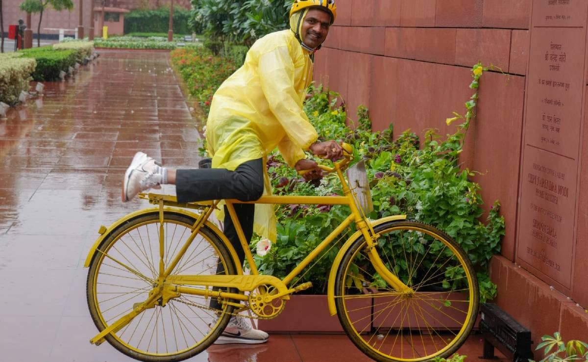 साइकिल वाले नेताजी: इन सबसे अलग अंदाज था अप्पलानायडु कलिसेट्टी का जो टीडीपी से सांसद हैं. वह अपनी साइकिल पर सवार होकर आए और उन्होंने बारिश से बचने के लिए छाता नहीं बल्कि पीले रंग का रेनकोट पहना हुआ था. साइकिल वाले नेताजी: इन सबसे अलग अंदाज था अप्पलानायडु कलिसेट्टी का जो टीडीपी से सांसद हैं. वह अपनी साइकिल पर सवार होकर आए और उन्होंने बारिश से बचने के लिए छाता नहीं बल्कि पीले रंग का रेनकोट पहना हुआ था.